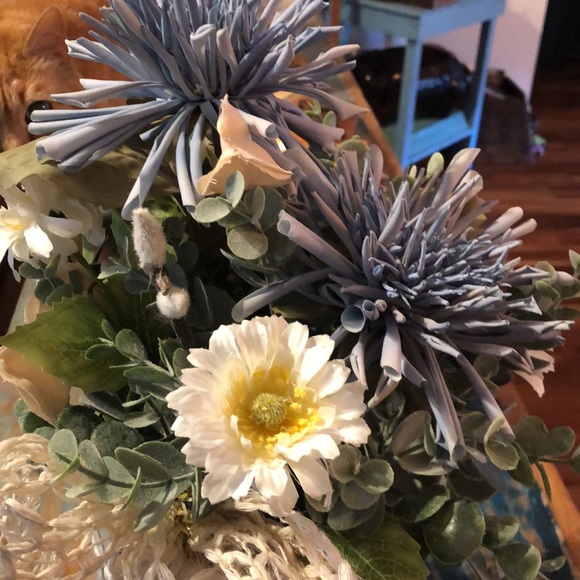 Vintage coffee can with faux floral - Picture 2 of 4